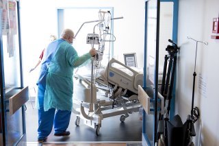 Selon l'étude, un soignant français sur six travaille du côté suisse, où les
frontaliers comptent pour 11% des effectifs totaux, principalement dans le secteur hospitalier (photo d'illustration). KEYSTONE/LAURENT GILLIERON